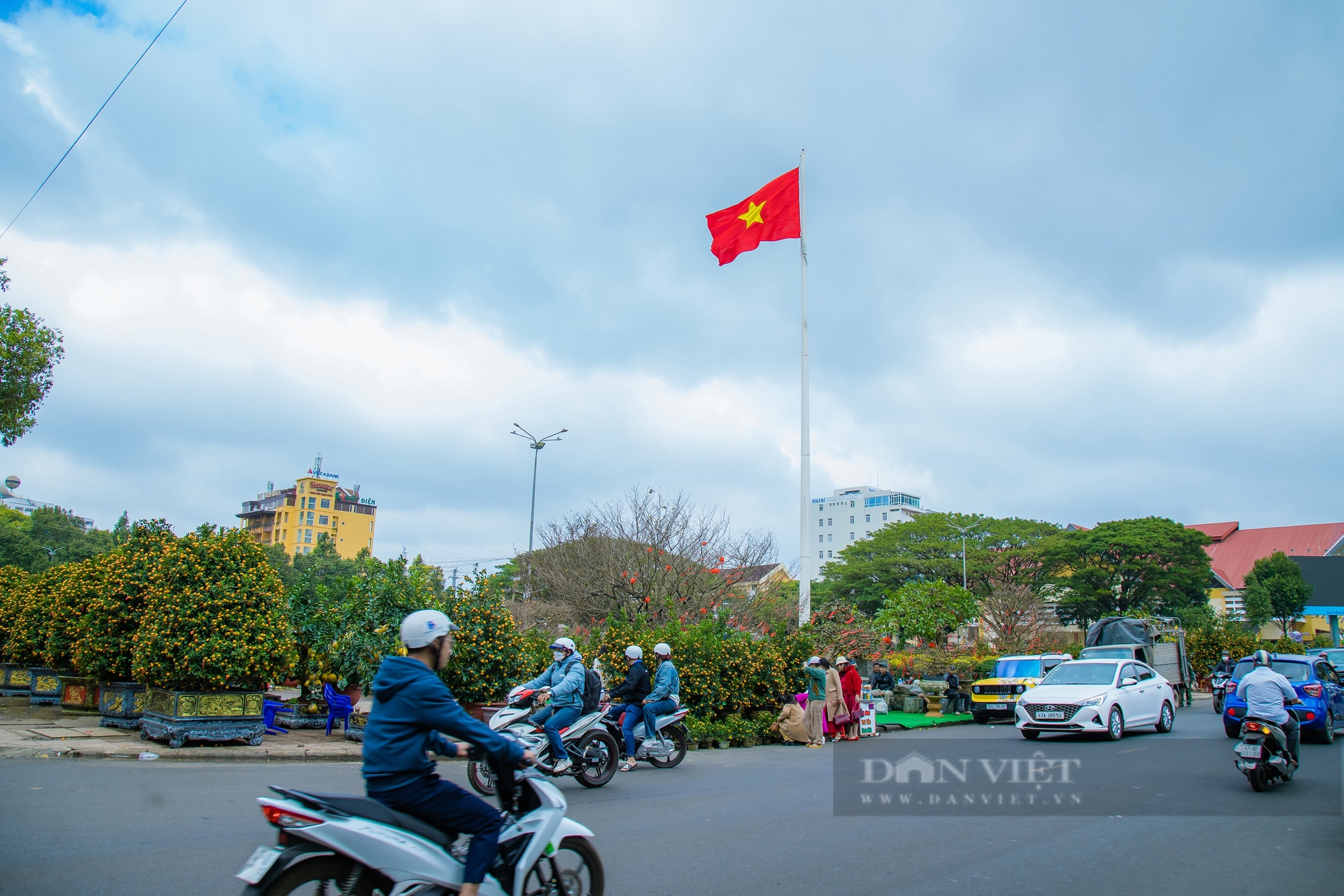 Khung cảnh Chợ hoa Xuân Ất Tỵ  Buôn Ma Thuột - Ảnh 1.